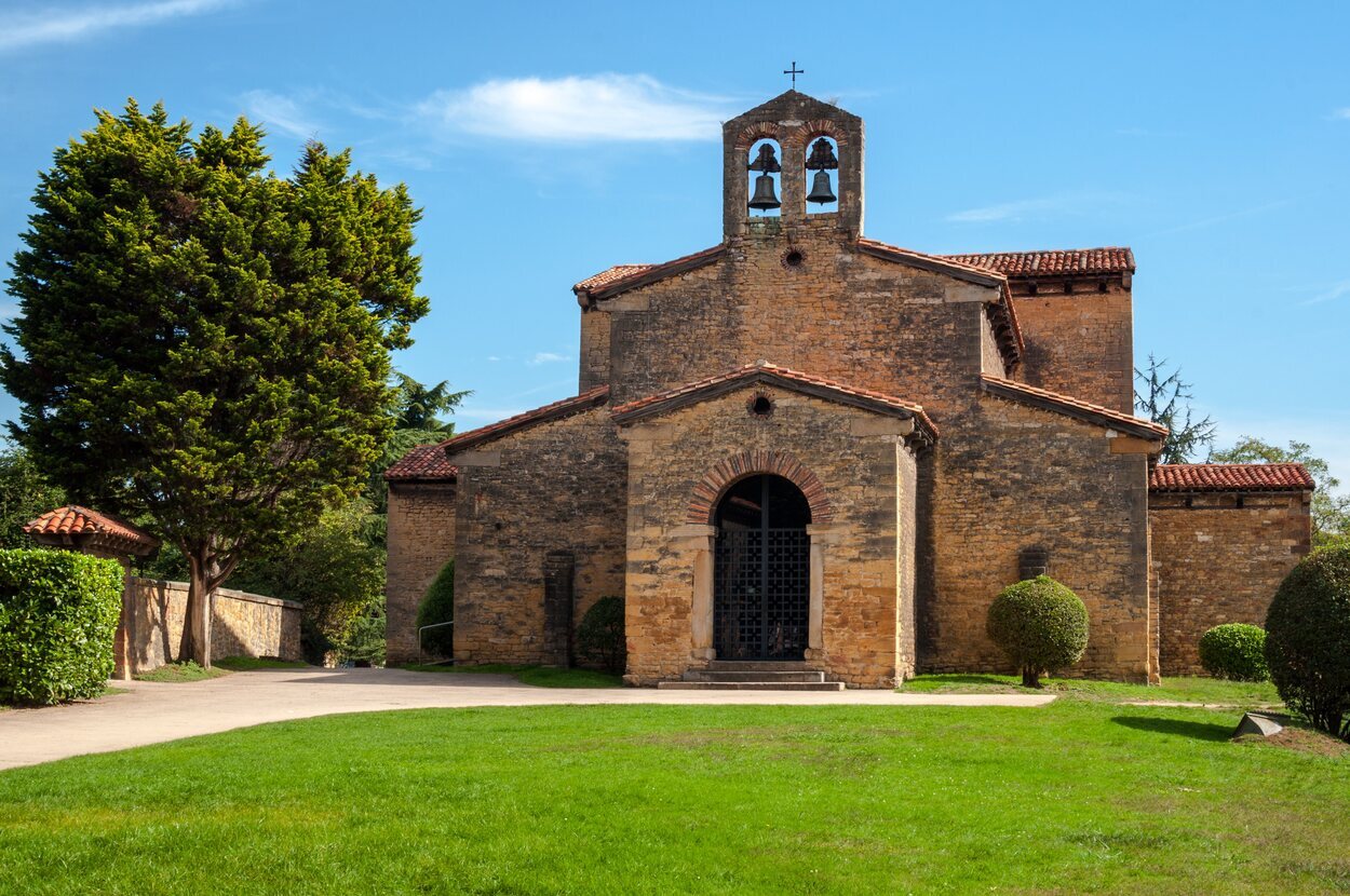 San Julián de los Prados se asienta junto a la salida de Oviedo en dirección a Gijón y Avilés