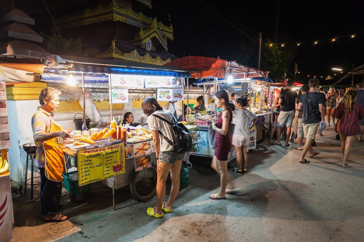 Su mercado nocturno es un lugar en el que se puede contemplar la comida nacional