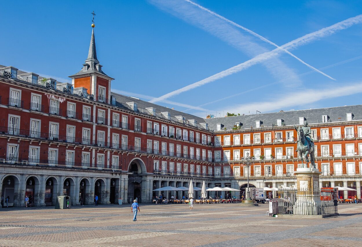 La Plaza Mayor es otro de los lugares donde tomar algo rodeado de un bonito paisaje