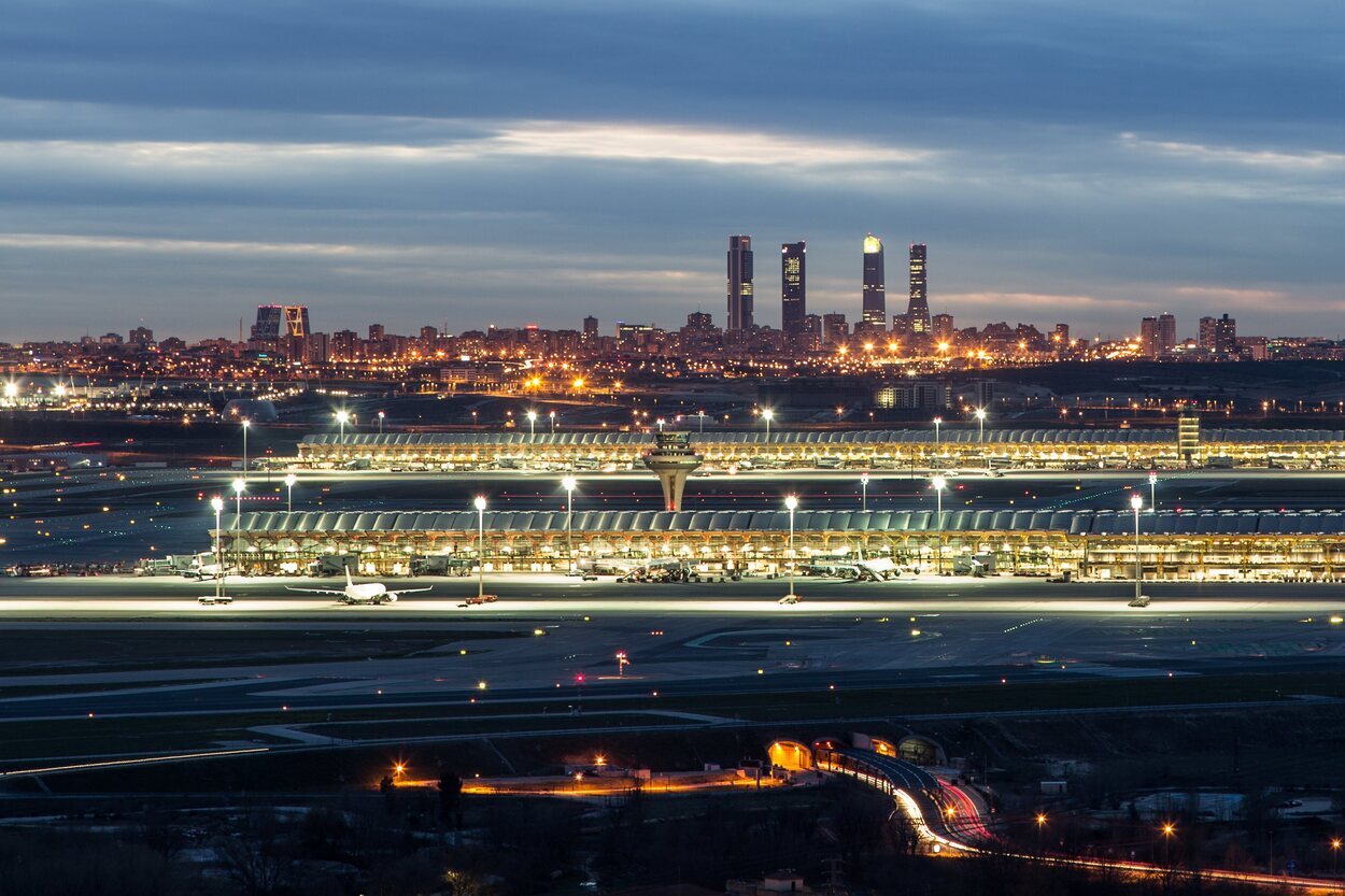 Aeropuerto de Barajas Adolfo Suárez de noche