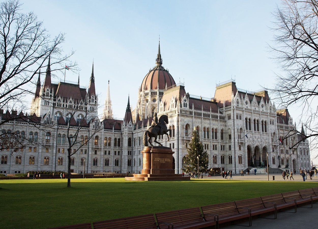 El Parlamento de Budapest desde la Plaza Kossuth Lajos