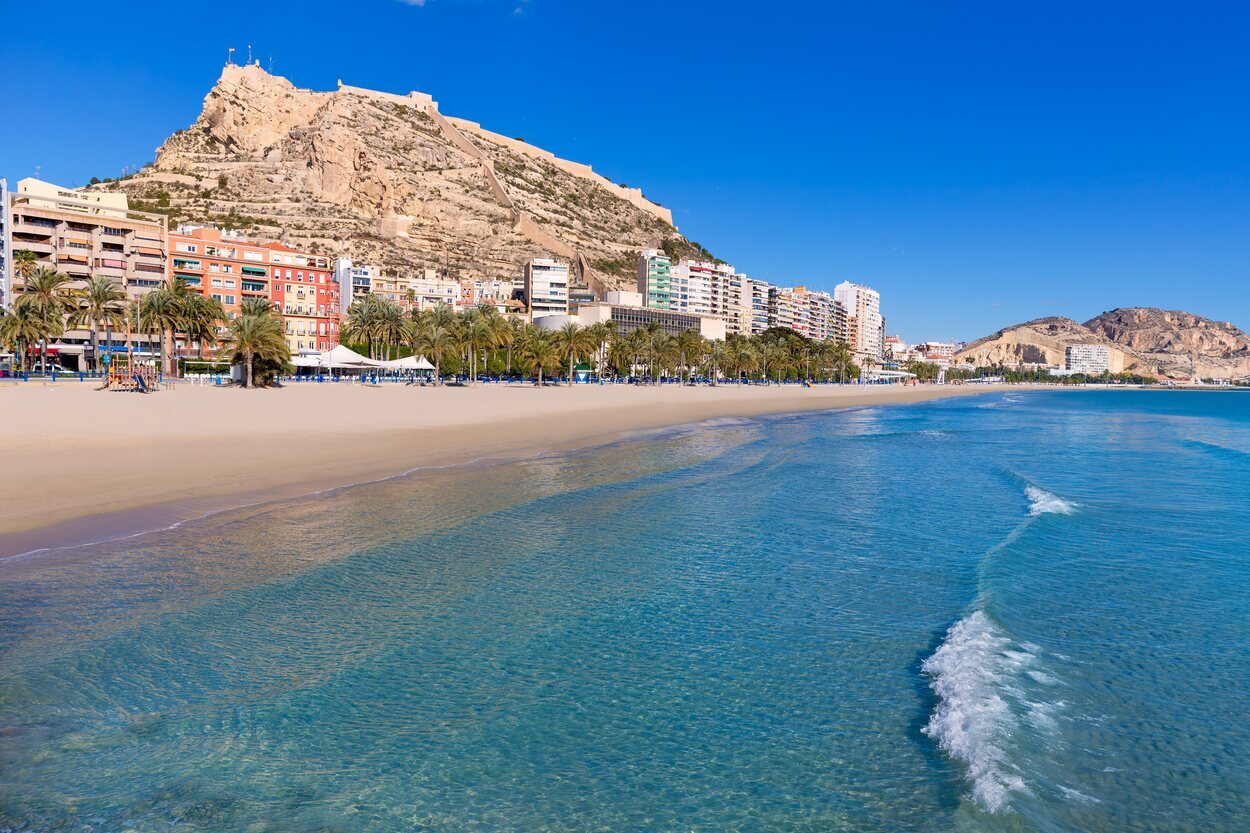 La Playa del Postiguet es una de las más famosas de Alicante