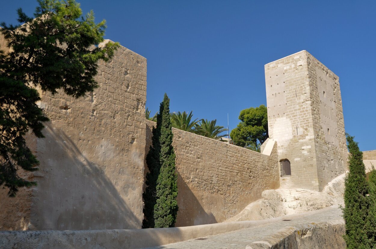 El Castillo de Santa Bárbara está muy bien conservado y es una visita obligada