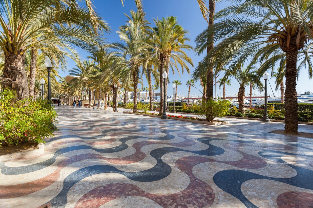 Recorrer la Explana de España es uno de los grandes placeres de Alicante