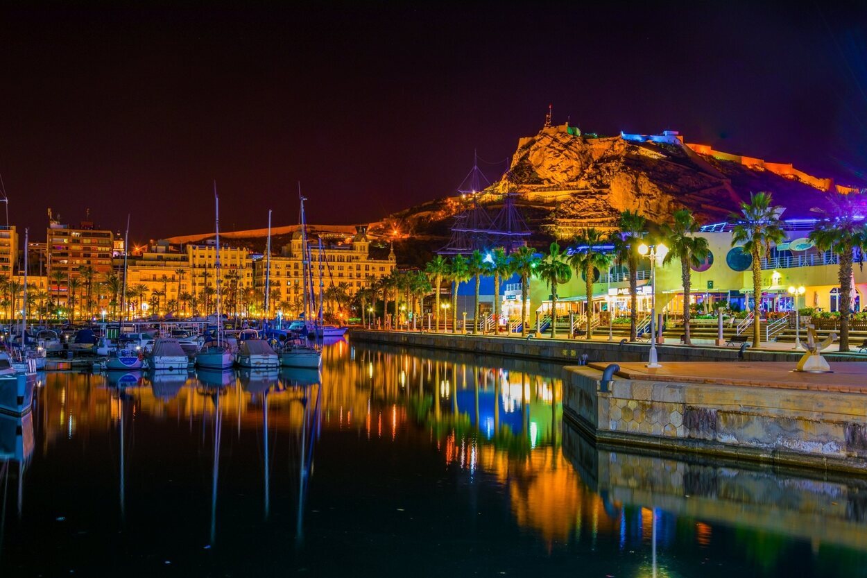 Hay que pasear por el puerto de noche y disfrutar de los locales de la zona