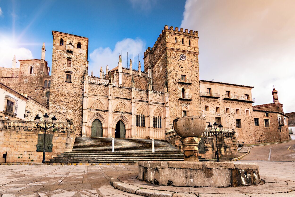 El Monasterio de Guadalupe es la joya de la villa