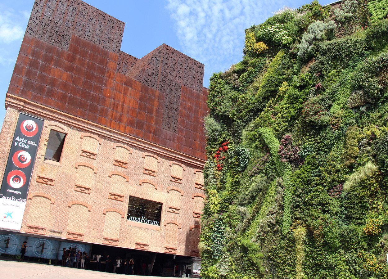 El jardín vertical del CaixaForum forma parte de la ruta por el barrio
