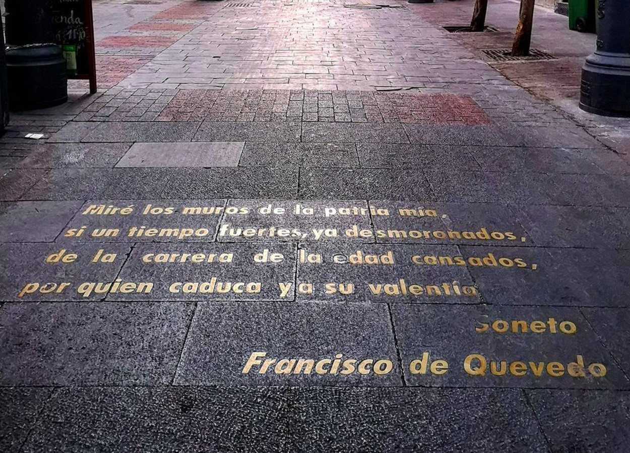 Versos de Quevedo en una calle del Barrio de las Letras