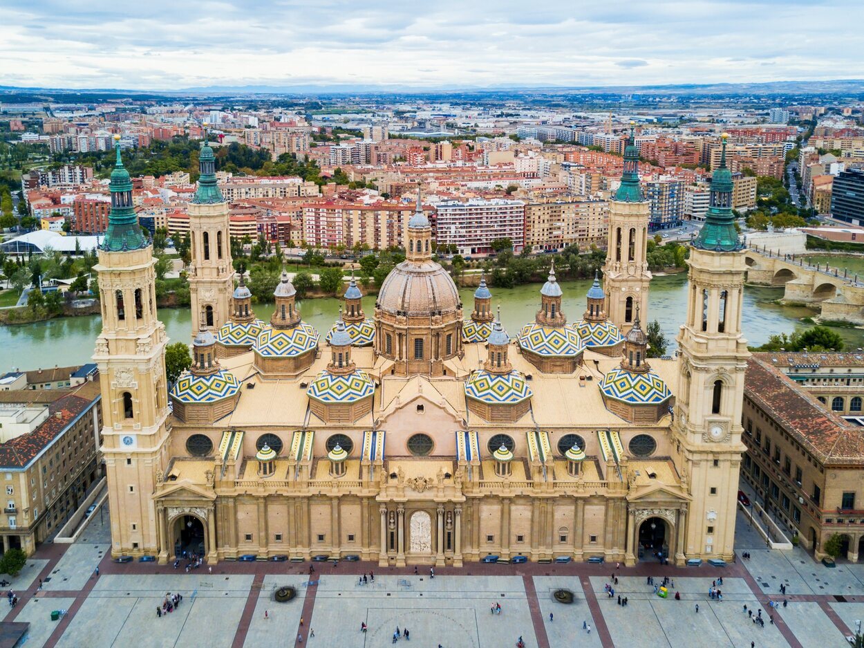 La Basílica del Pilar y su explanada es lo más famoso de Zaragoza