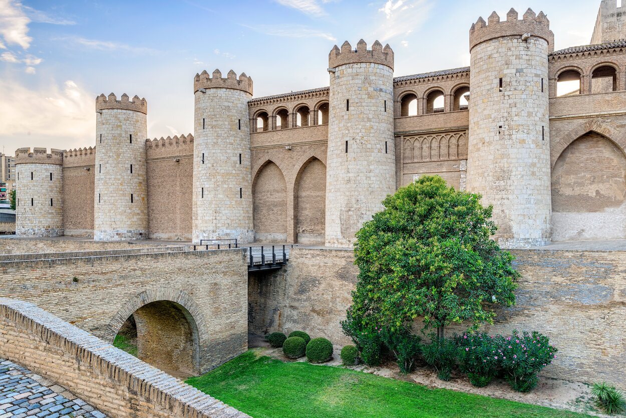 El Palacio de la Aljafería es un palacio hispano-árabe con mucha historia