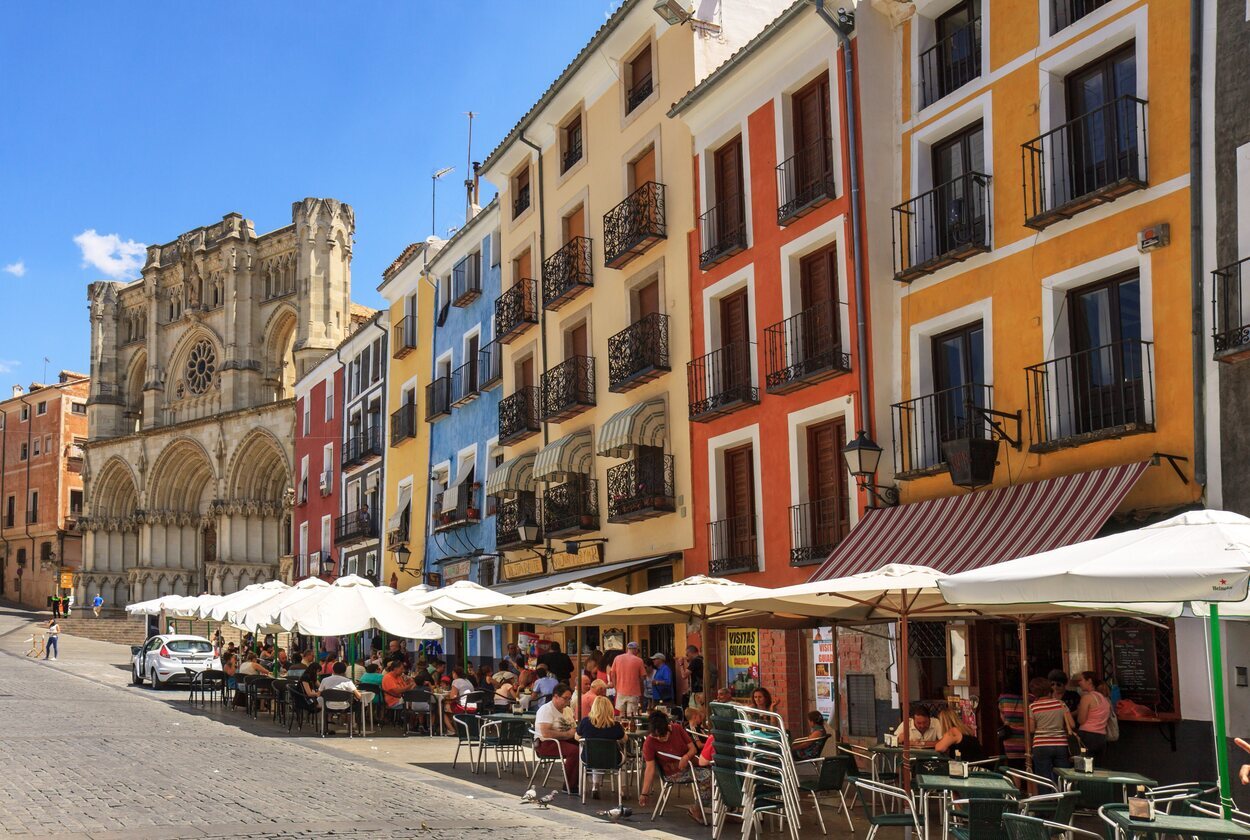 La Plaza Mayor es un lugar muy transitado en el que se encuentra el Ayuntamiento