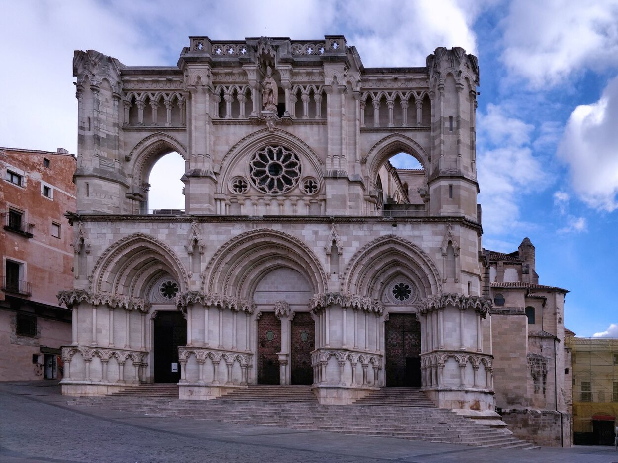 La Catedral de Santa María y San Julián es el templo principal de la ciudad