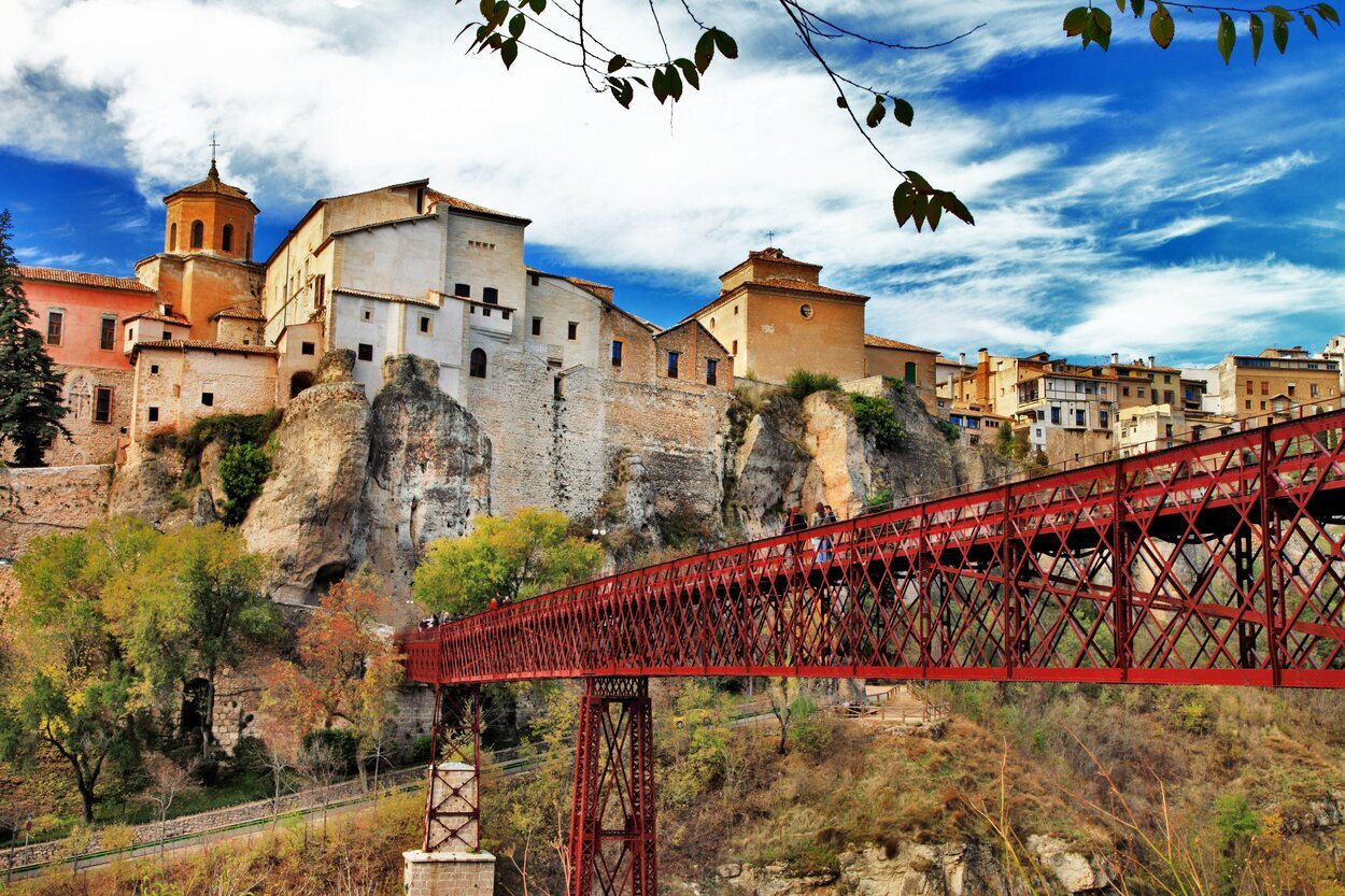 Cuenca es una ciudad medieval que conserva una arquitectura de los siglos XII y XIII