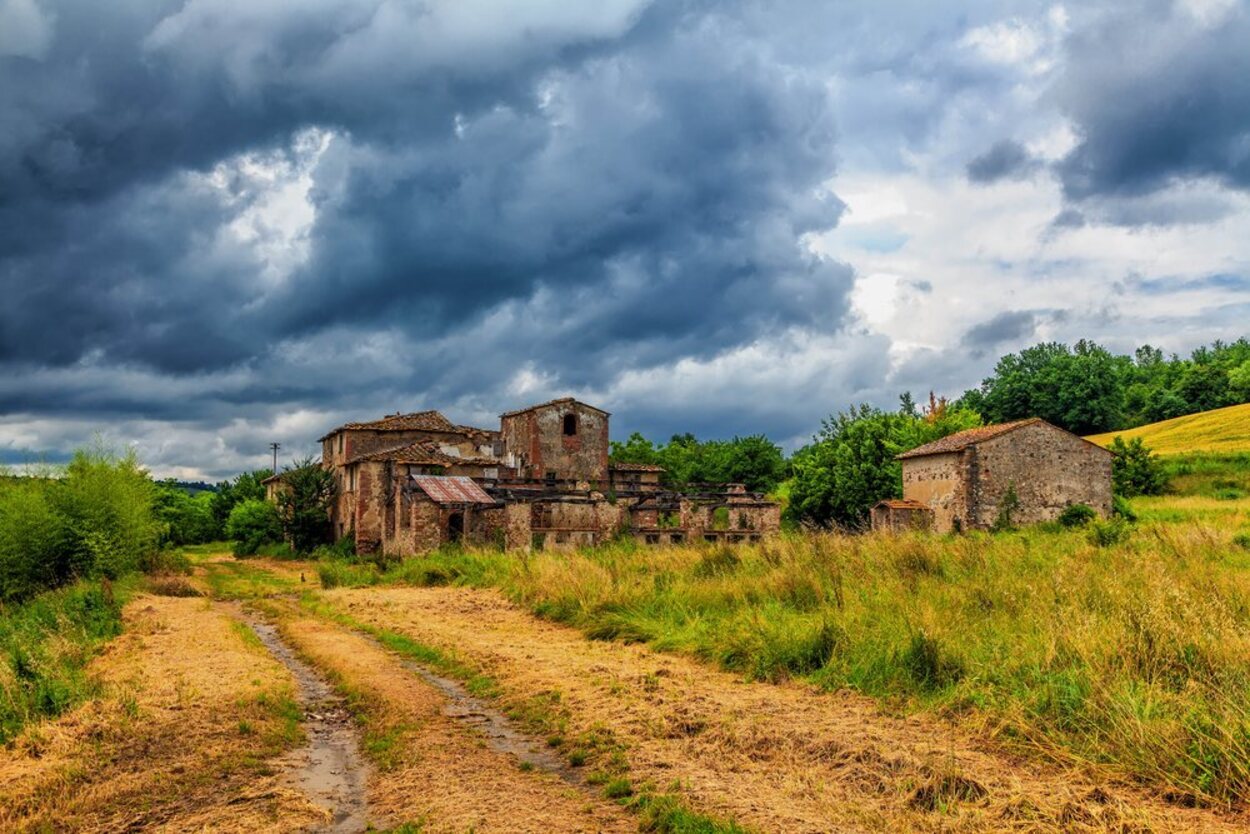 Visitar un pueblo abandonado puede ser una opción cargada de adrenalina