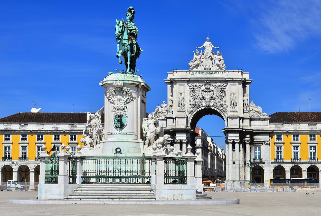 La Plaza el Comercio con la estatua de José I en el centro