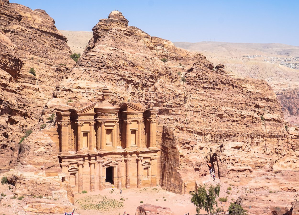 La mayor parte de los monumentos de Petra están esculpidos en la roca