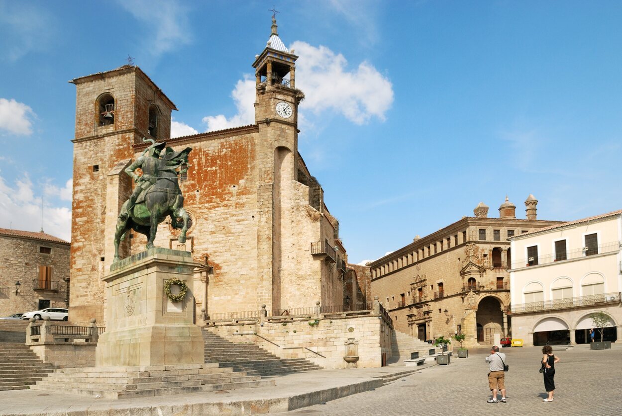 La Iglesia del pueblo ubicada en la Plaza Mayor