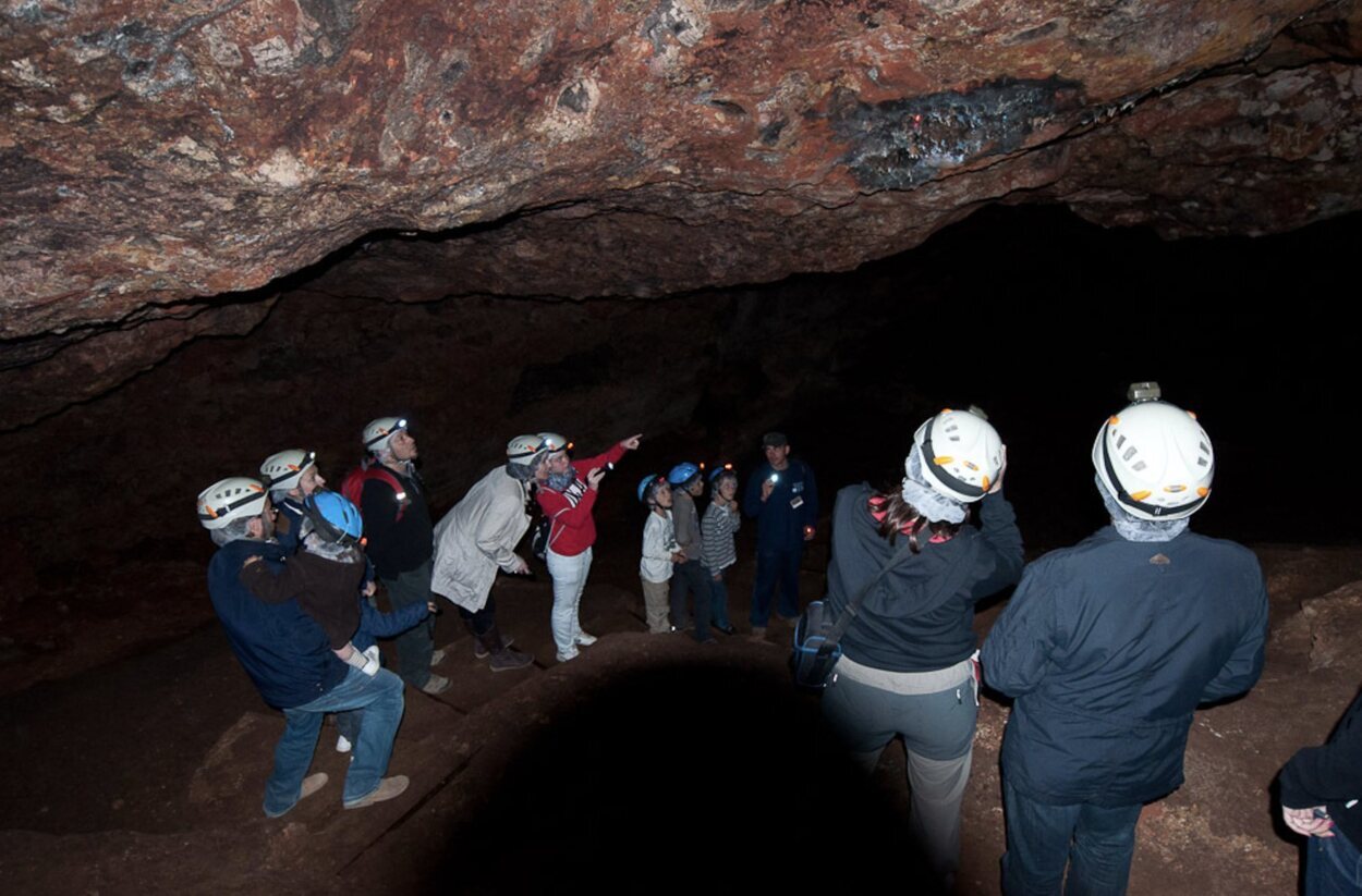 Espeleólogos en la cueva de Montesinos