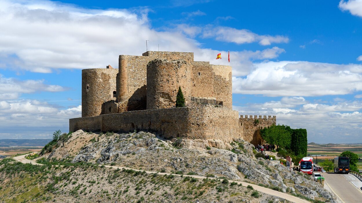 Imagen de lejos del Castillo de la Muela, en Consuegra