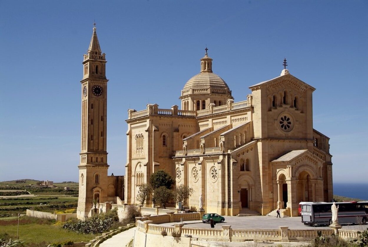 El Santuario de Ta' Pinu es el lugar de peregrinación más importante de la ciudad