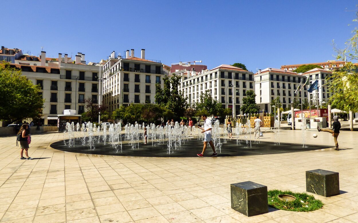 El recorrido de la línea 28 comienza en la Plaza Martim Moniz