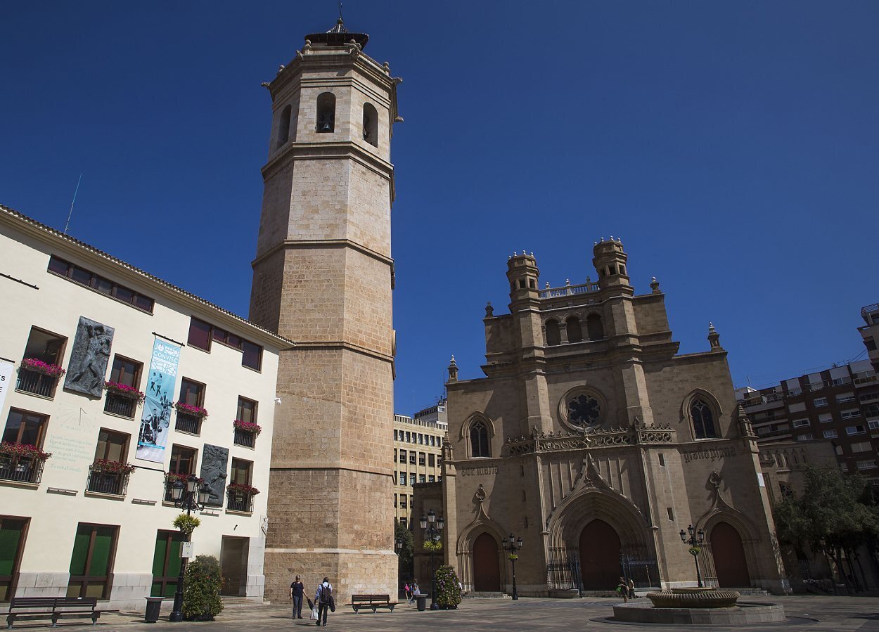 Panorámica del Fadrí junto a la concatedral