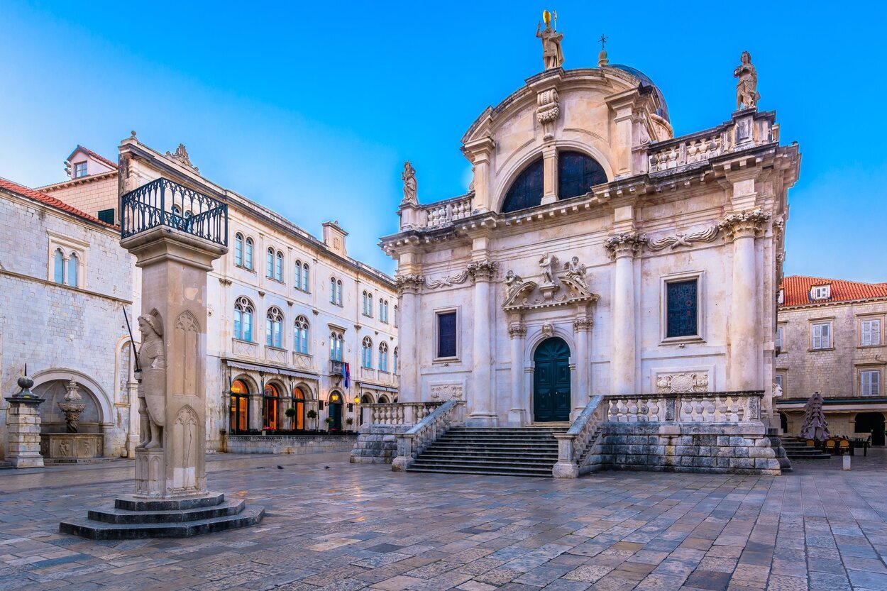 La iglesia de San Blas en la plaza Luza