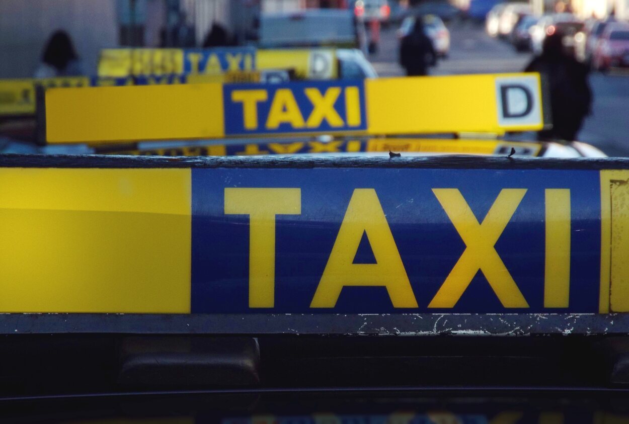 El trayecto en taxi puede costar unos 25€ o 30€ aproximadamente