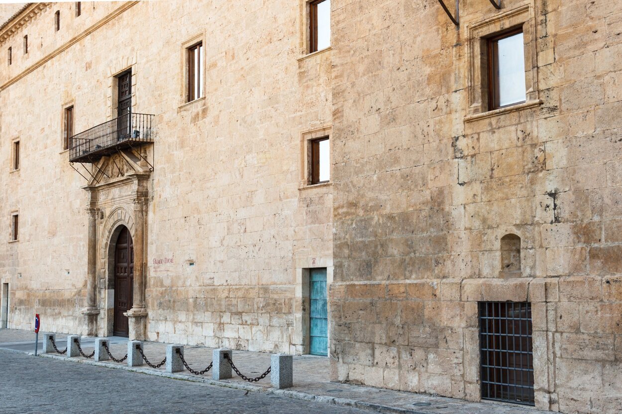 Vista detallada de la fachada del Palacio Ducal de Pastrana