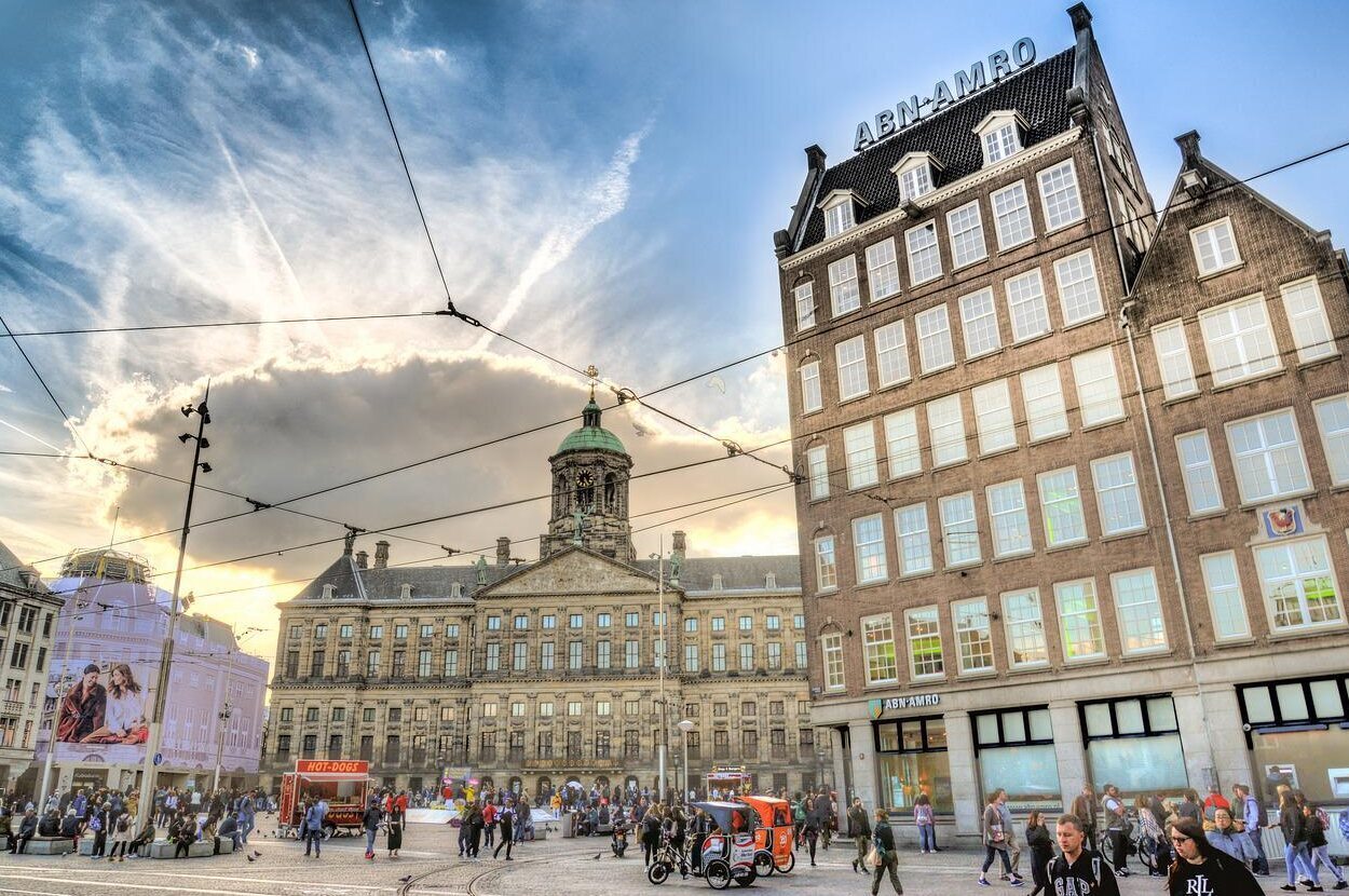 El Palacio Real de Ámsterdam se encuentra situado en el centro de la ciudad y es uno de los tres al servicio de la Corona