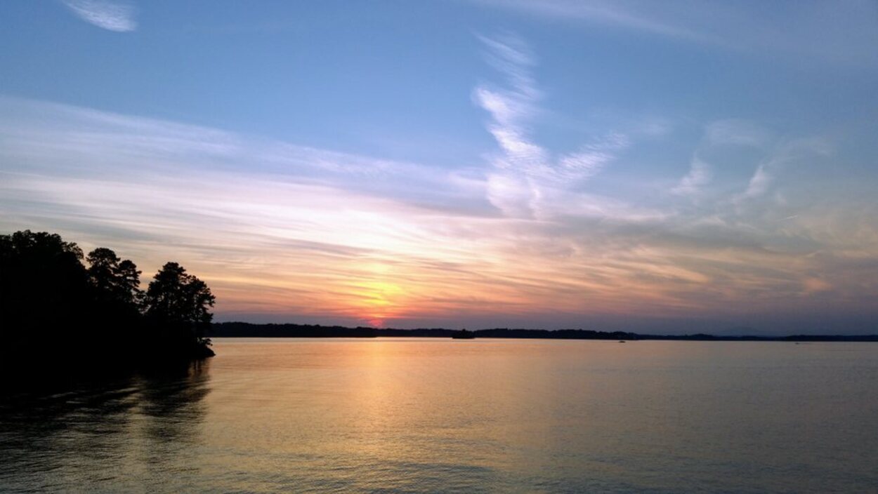 Puesta de sol en Smith Mountain Lake en Roanoke