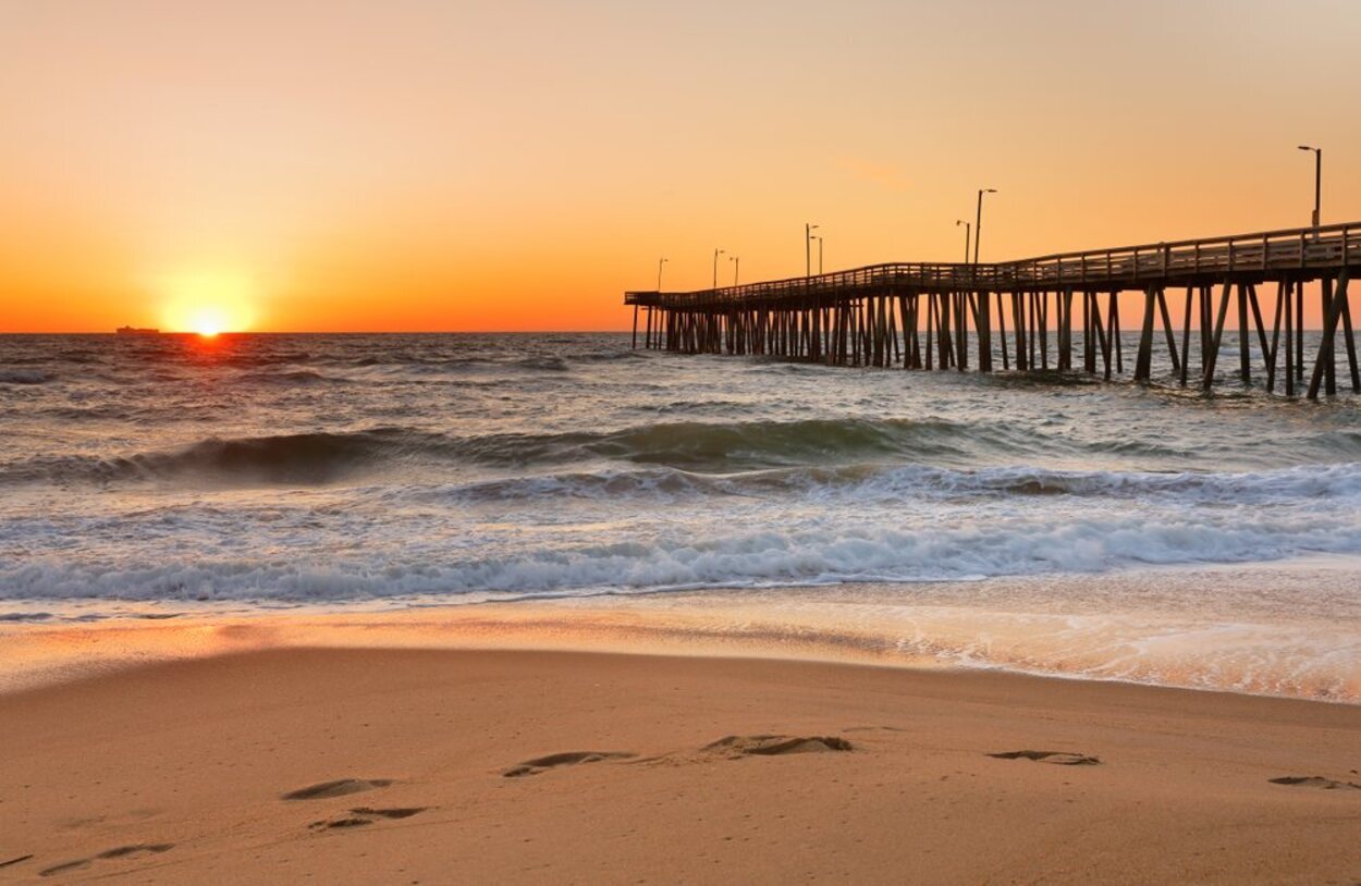 Muelle de pesca al amanecer en Virginia Beach, Virginia