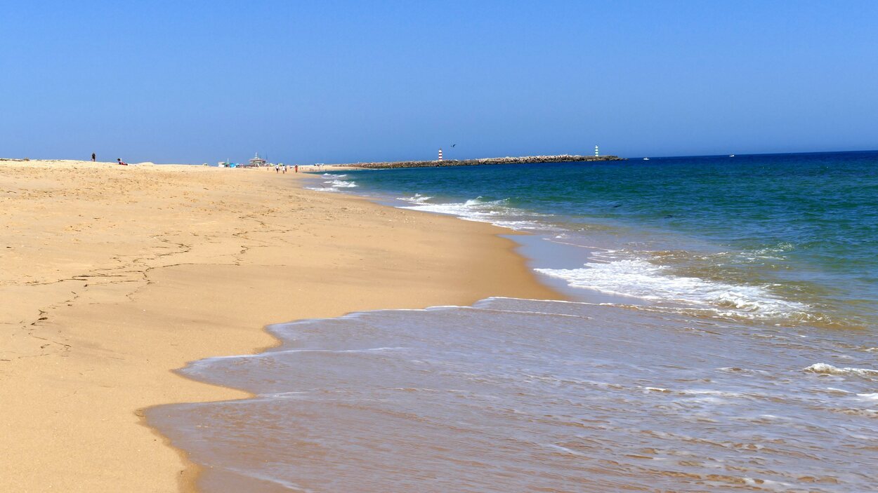 Es una playa de arena limpia en la que solo hay un pequeño bar