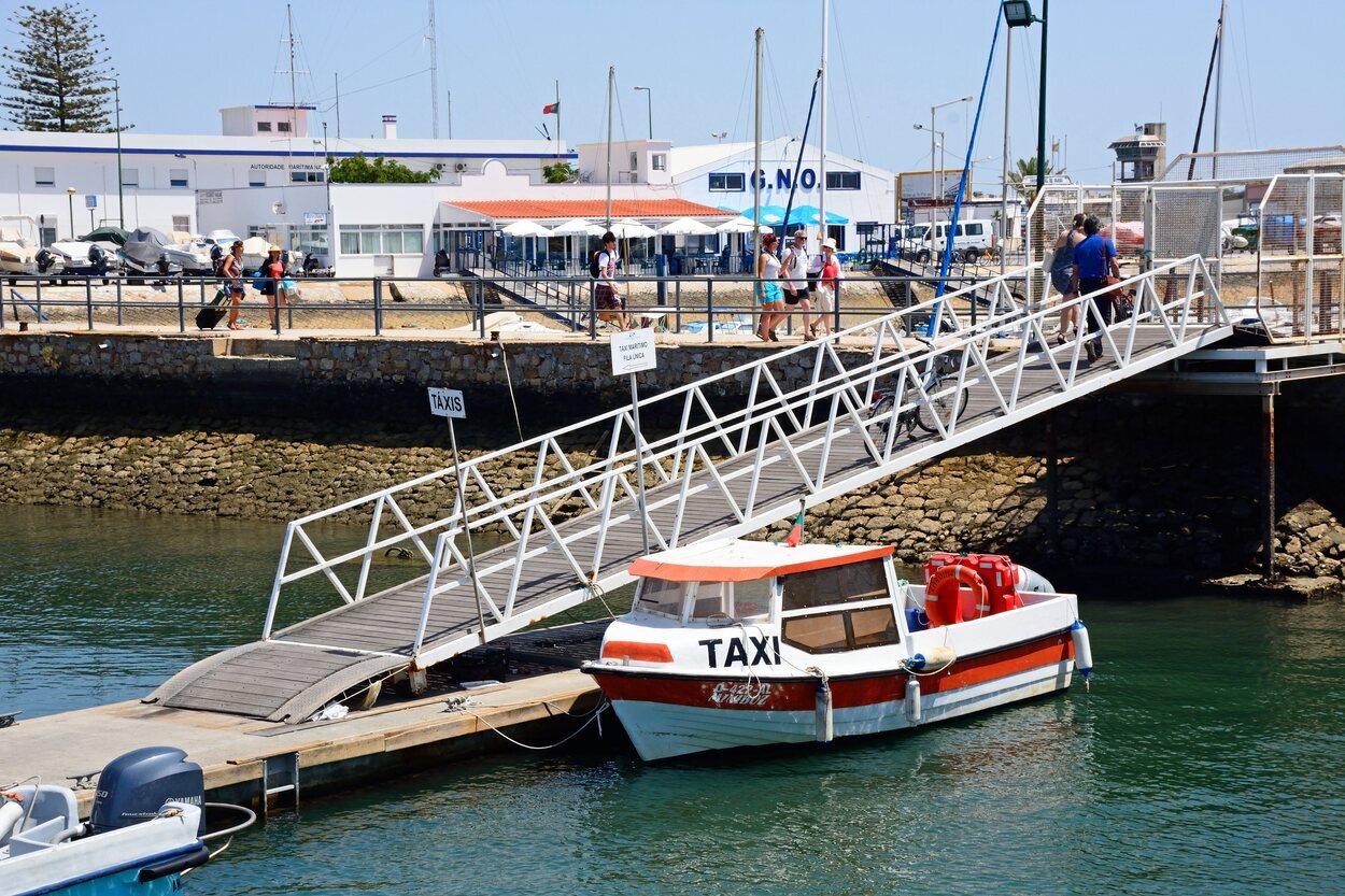 También se puede ir en un taxi barco desde Faro