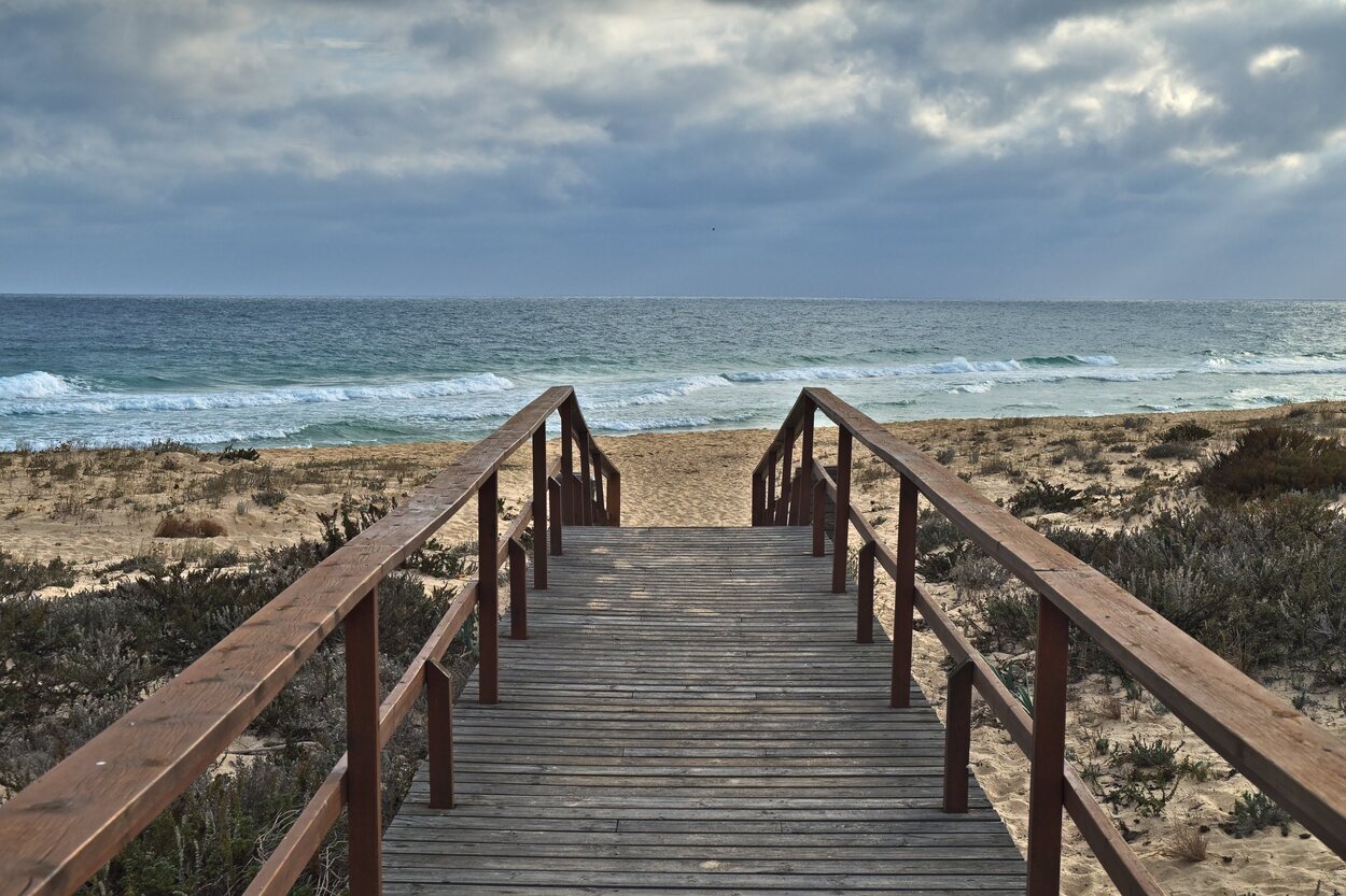 Nada más llegar te encontrarás una pasarela que te conducirá a la playa