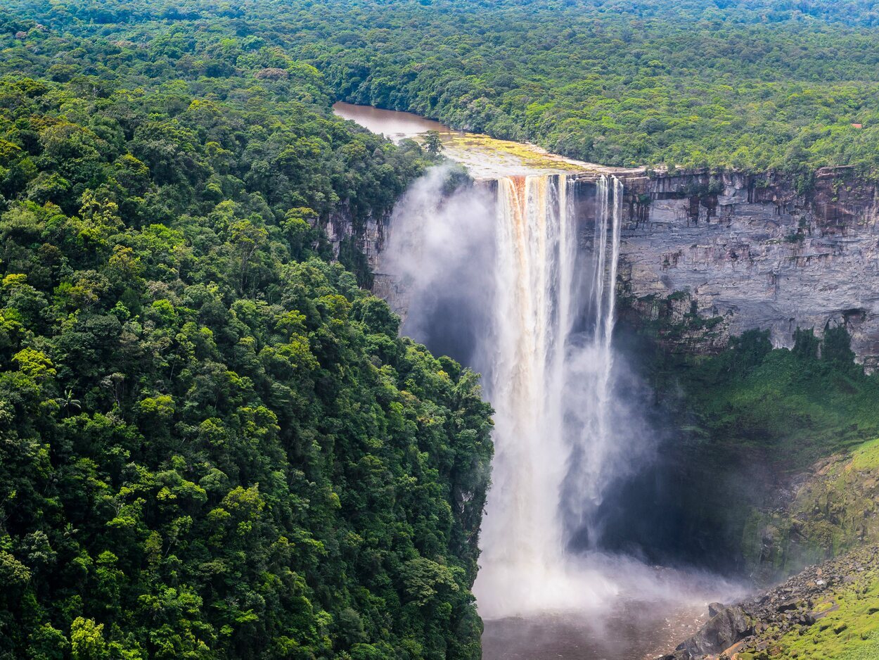 Las Cataratas Kaieteur se encuentran en el Parque Natural de Kaieteur en Potaro