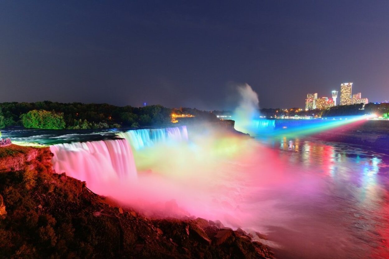 El espectáculo nocturno en las cataratas es digno de contemplar