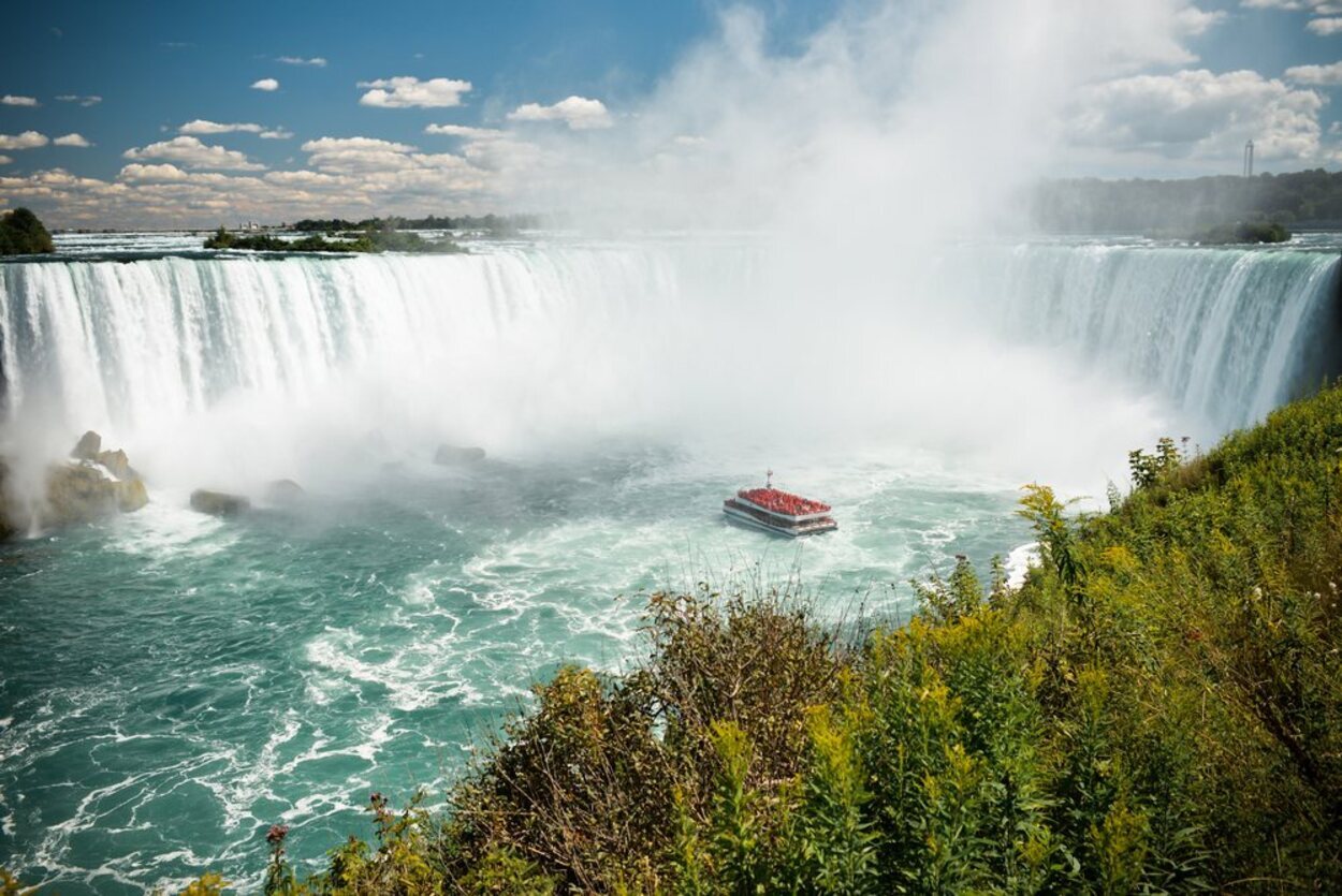 El Hornblower Niagara Cruises es un barco que pasará muy cerca de las Cataratas