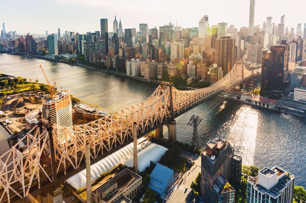 El puente de Queensboro sobrepasa el río Este y la Isla Roosevelt