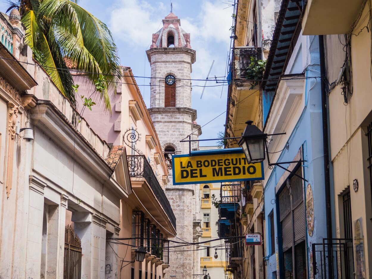 Entrada de la Bodeguita del medio