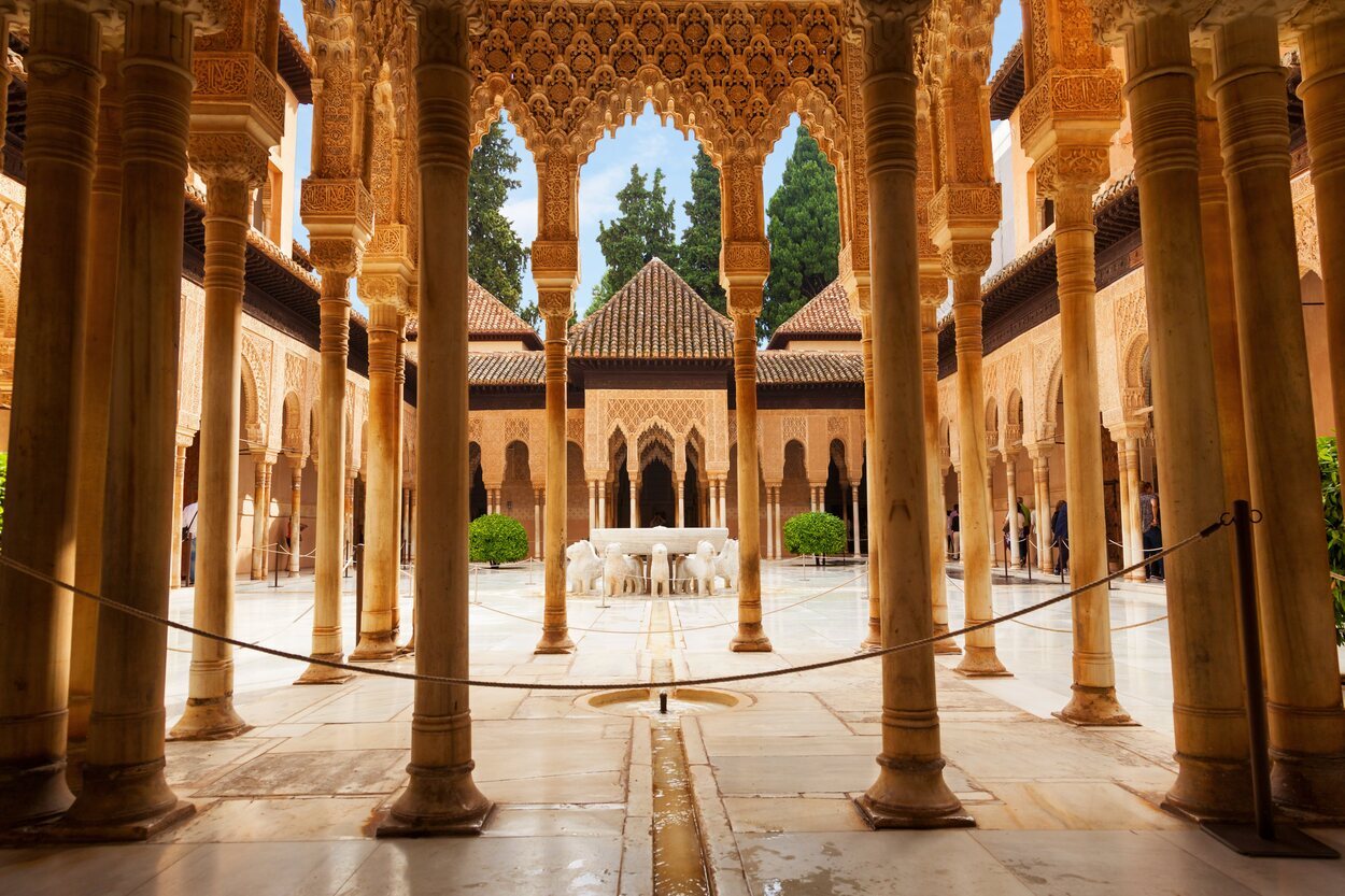 El Patio de los Leones es uno de los enclaves favoritos de los turistas