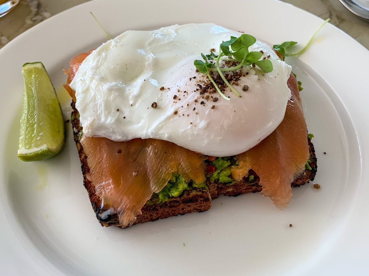 Tostada con aguacate y salmón por 30 dólares