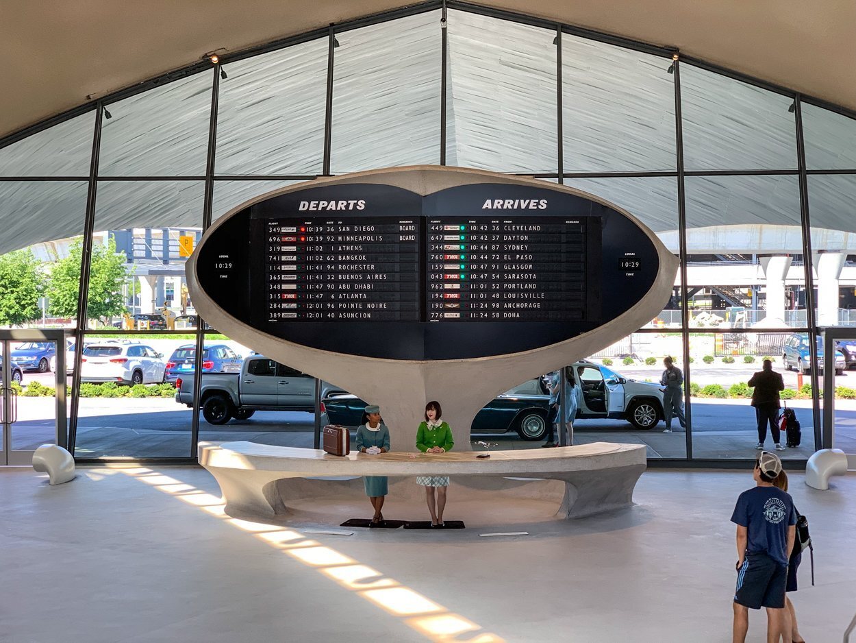 El espectacular hall del TWA Hotel, aunque no son recepcionistas, sino modelos