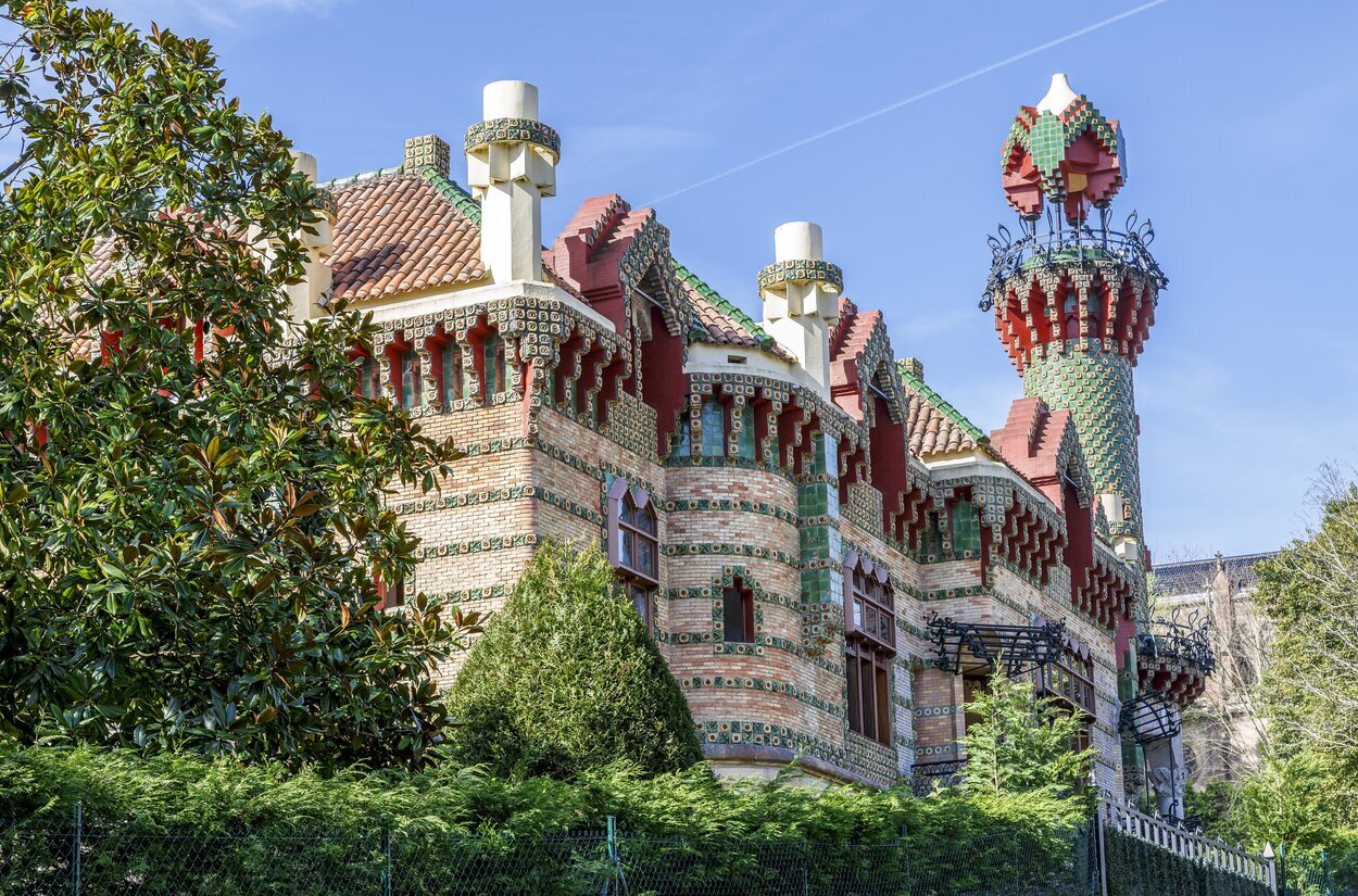 Fachada de El Capricho