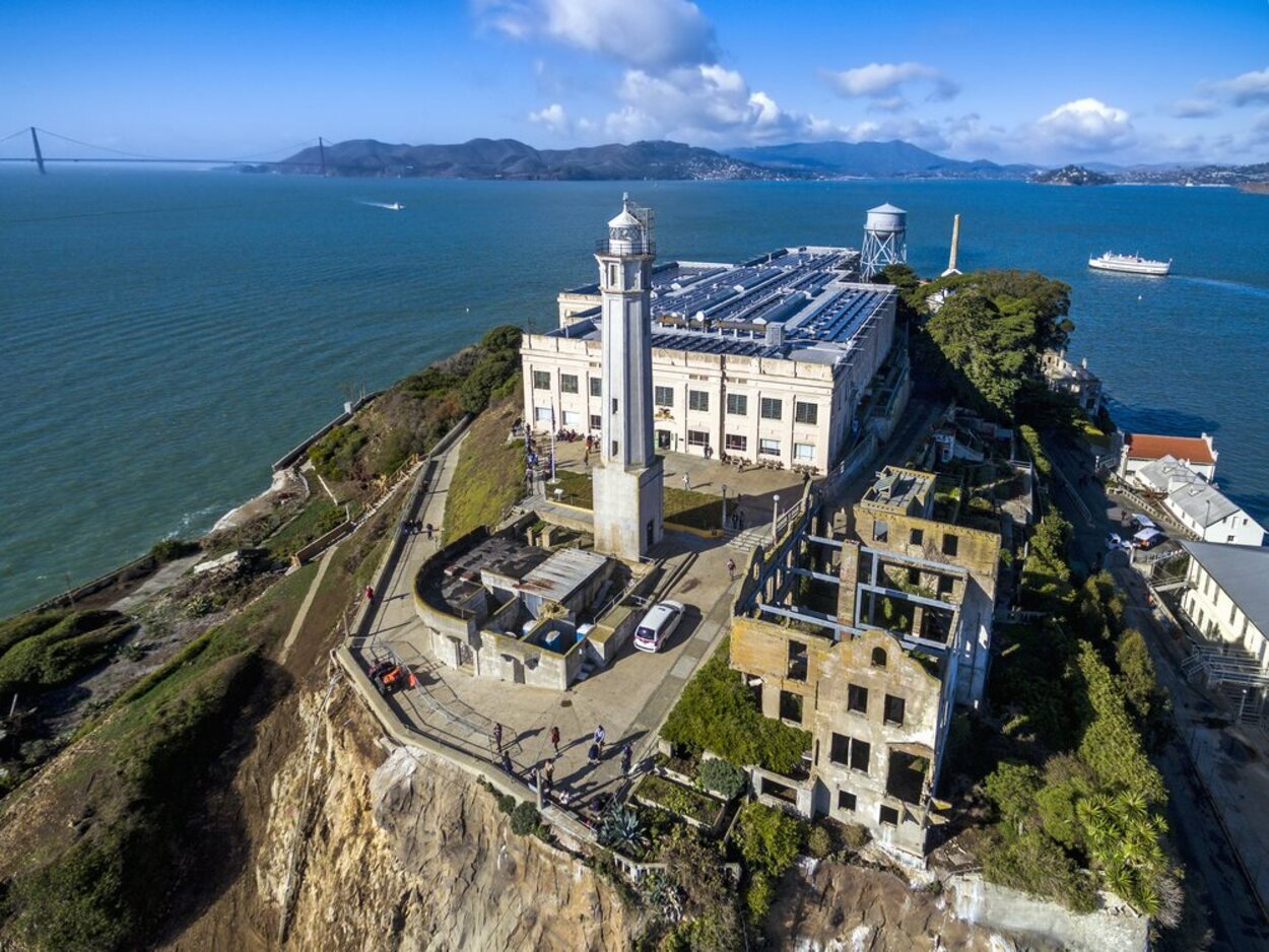 La isla de Alcatraz se compone de distintos edificios