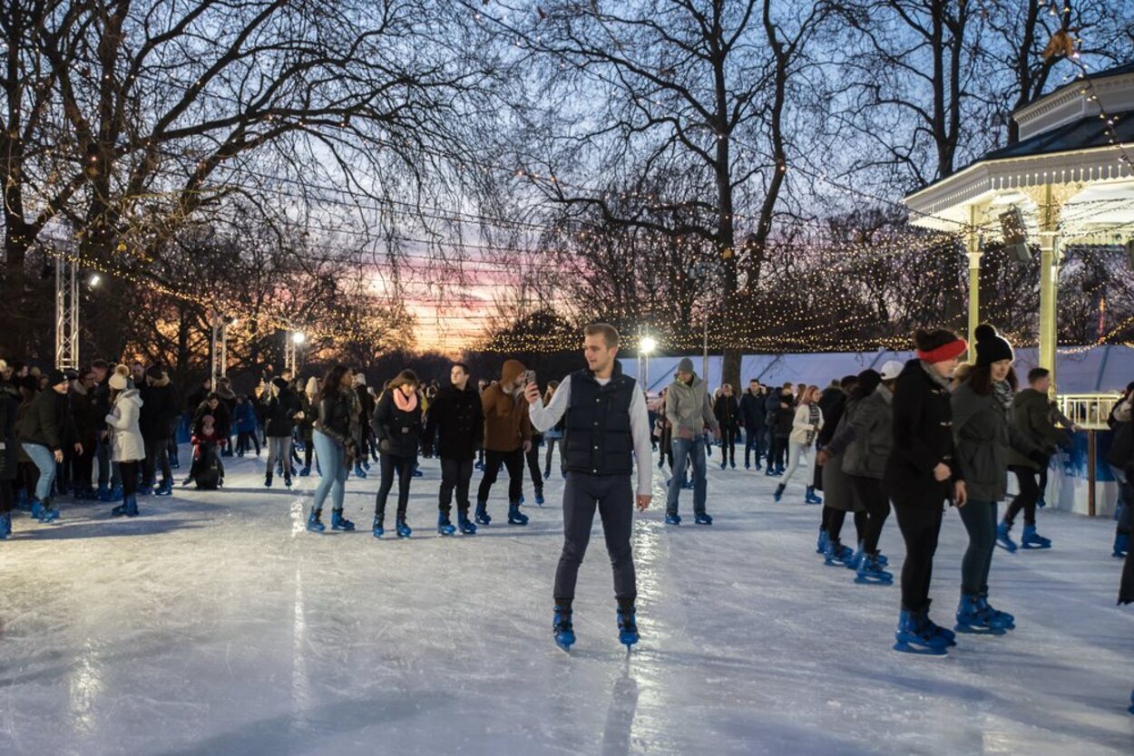 Disfrutar de patinar en medio de Hyde Park es una experiencia inolvidable