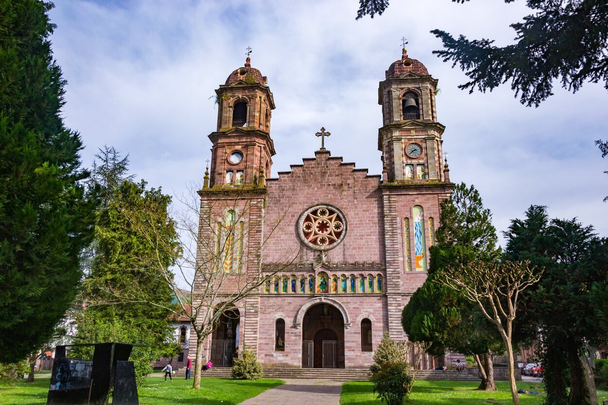 Fachada de la iglesia de Elizondo