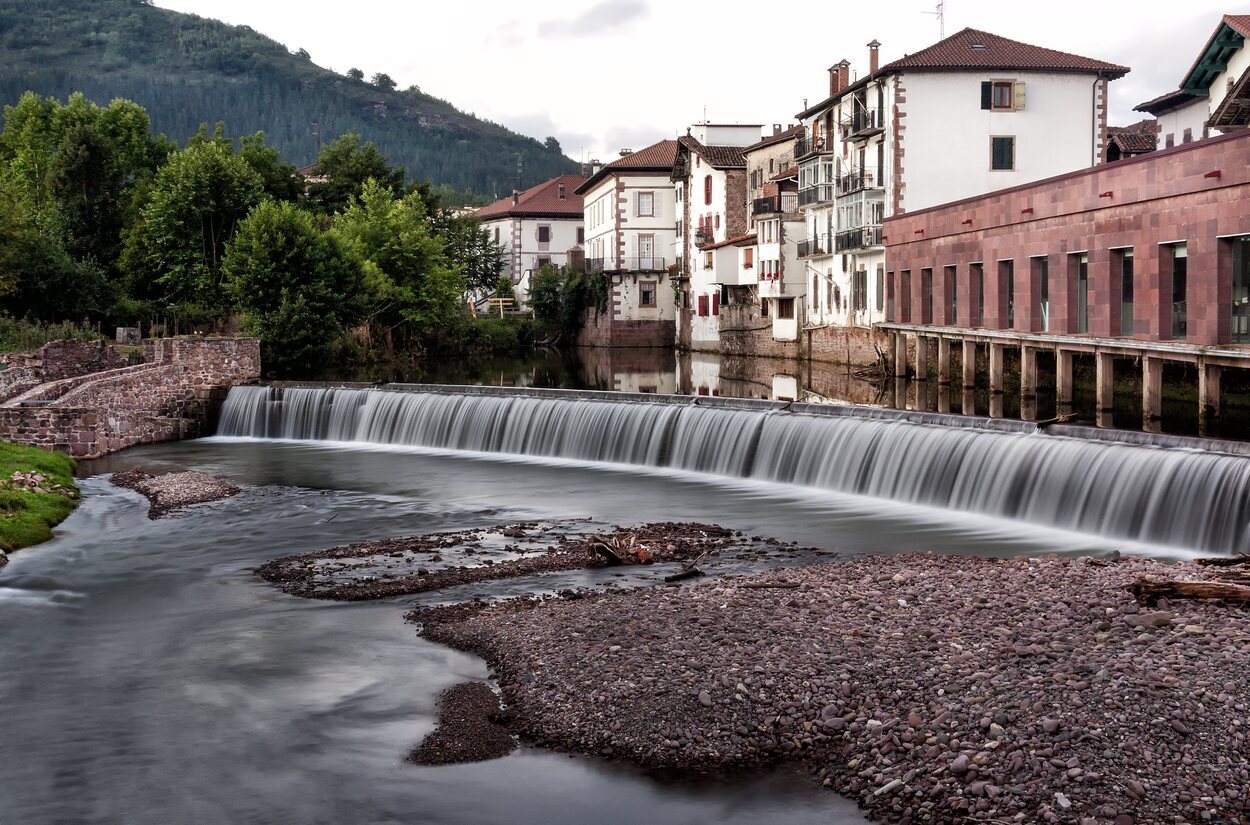 La famosa presa Txocoto pasando por el pueblo