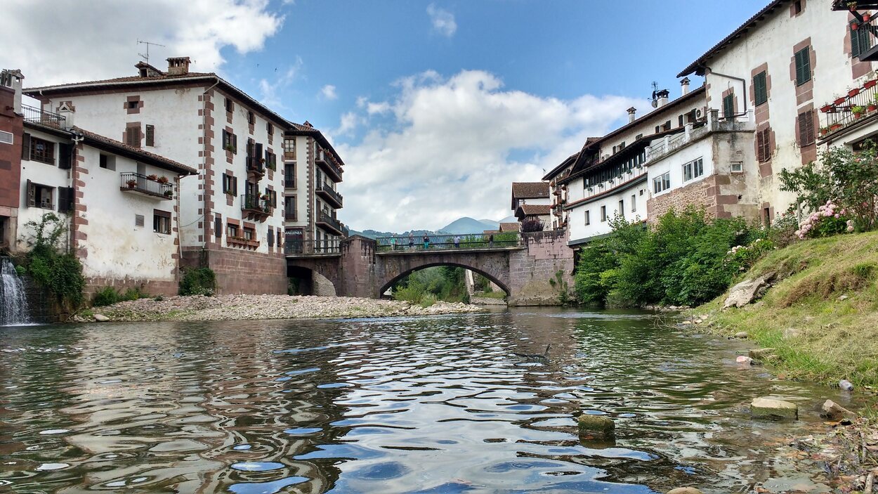 Paso del río Bidasoa o Baztán por Elizondo