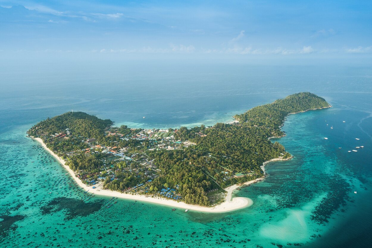 Visión aérea de toda la isla tropical de Lipe